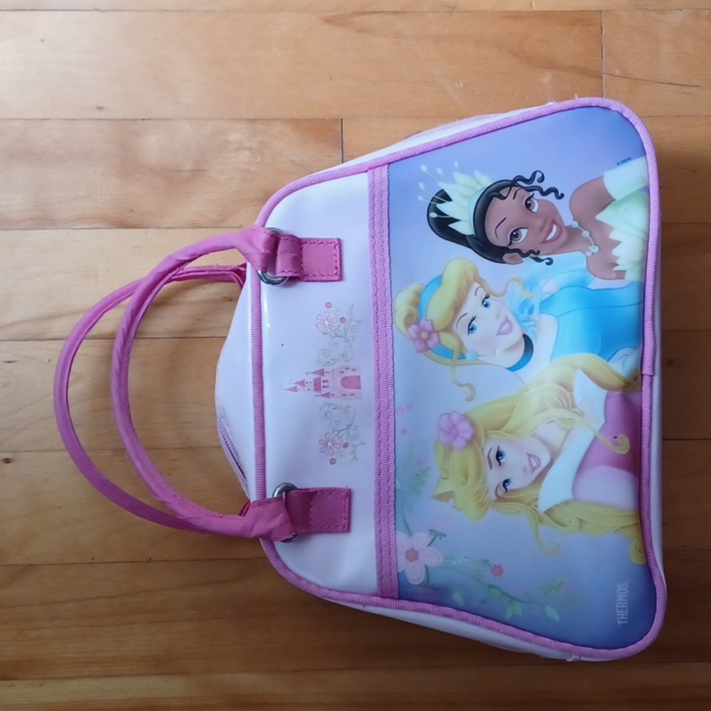 Disney Princesses Thermos lunchbox for little girls.